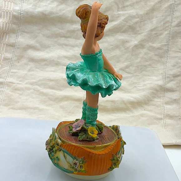 Petite Ballerina Twirls On Pointe Center Stage To The Music. Wind Up Musical. - Picture 4 of 5